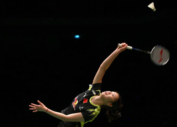 羽毛球单打比赛采用什么制度？关键规则与胜负判定