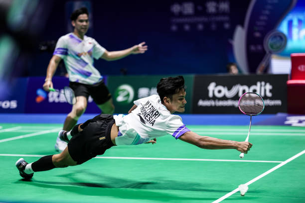 羽毛球发球左右晃动的技巧与实战应用