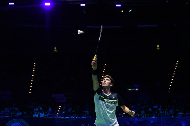 羽毛球比赛规则百度百科:比赛装备要求(球拍、球、服装)