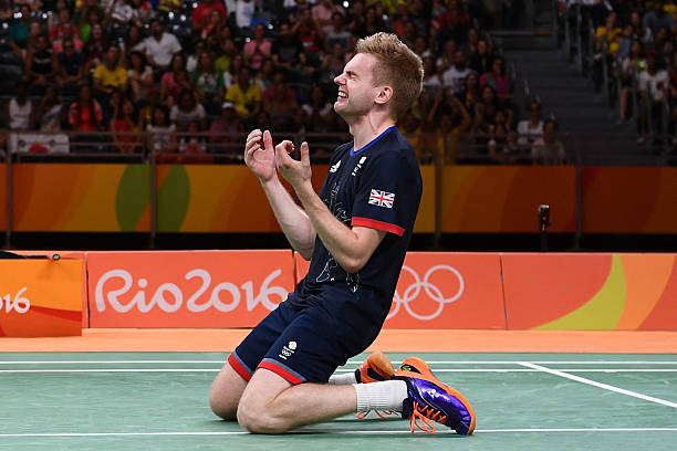 羽毛球拍选购指南：品牌对比与重量选择技巧