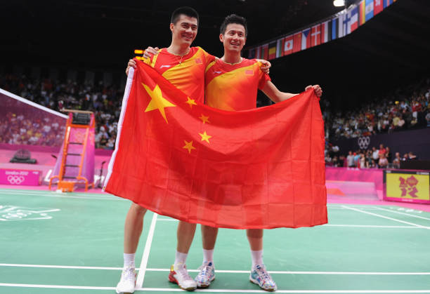 羽毛球拍上的“E”标志代表什么品牌？