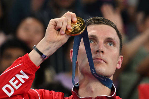 羽毛球比赛中的局点争夺：技术与心理的双重考验