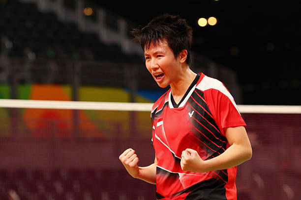 羽毛球发球规则详解:图解合法发球与违例动作