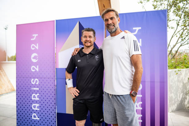 发球后能否直接扣球?羽毛球规则解答