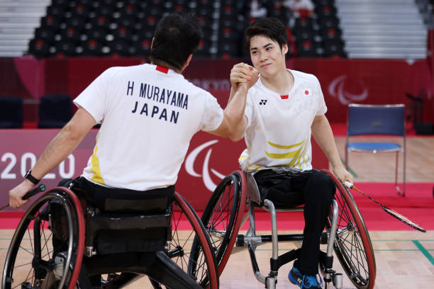 羽毛球单打比赛中的换边规则与战术运用