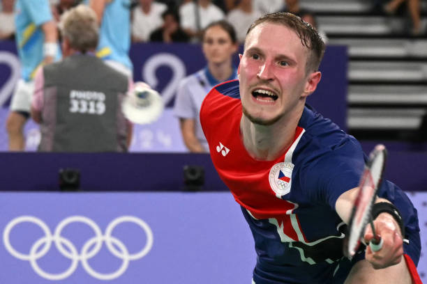 标准羽毛球单打场地尺寸与边界标识图