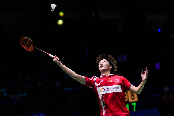 羽毛球单打发球技巧：如何精准控制发球落点不犯规？