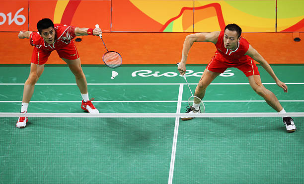 羽毛球单打发球区域规则：左右半区的区别与应用