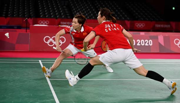 羽毛球场地面积与篮球场、网球场的对比