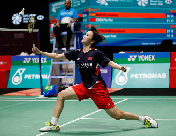 尤尼克斯F90羽毛球价格解析：不同渠道购买差异大