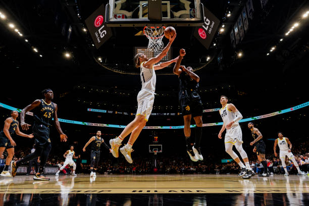 篮球走步规则解析:到底允许走几步?