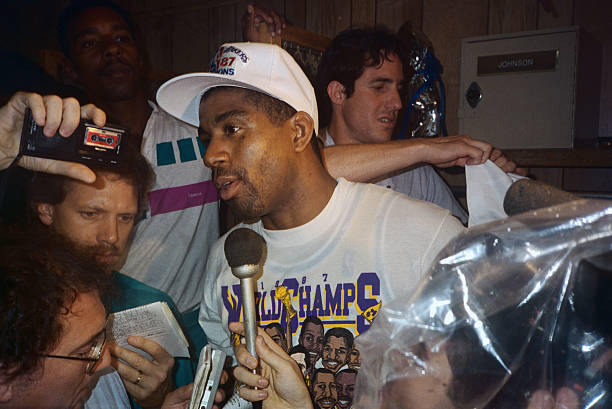 篮球简笔画：橙色球体与黑色线条的完美结合