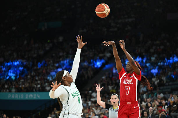 跨界挑战:NBA球员尝试头球射门的精彩时刻