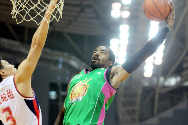 业余球场必看！避免带球撞人争议的几个实用技巧