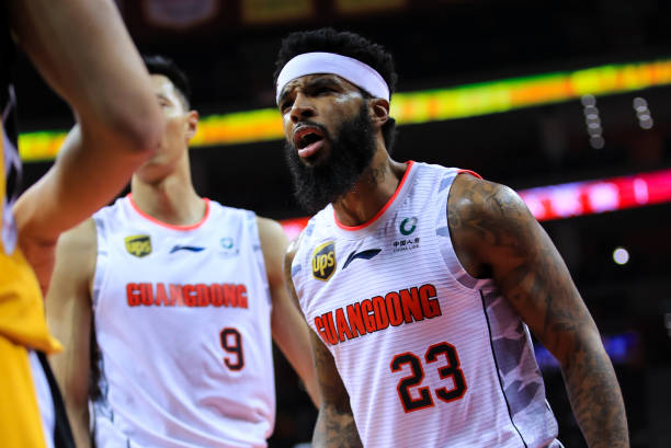 文学与心理学的交汇：拉塞尔年龄中的自我认知之旅