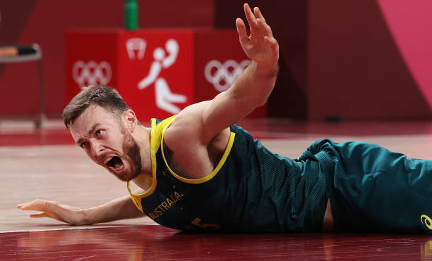 起跳罚球是否合规?NBA官方规则详解