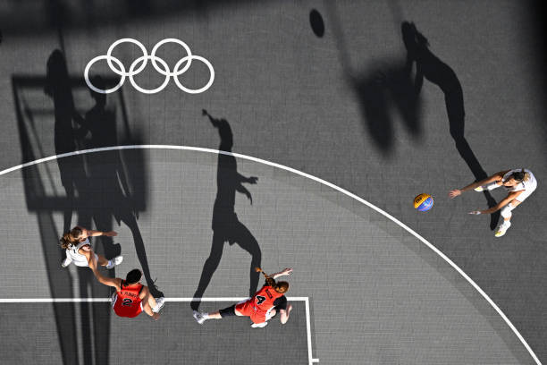 篮球规则解析:为何一支球队必须始终保持五名球员在场上?