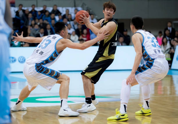 防守反击阵型篮球打法解析：攻防转换的核心策略