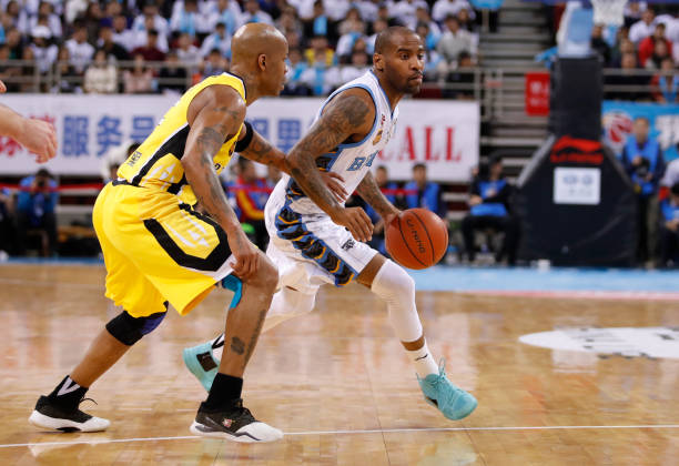 篮球防守技巧：合法站位与阻挡犯规的区别