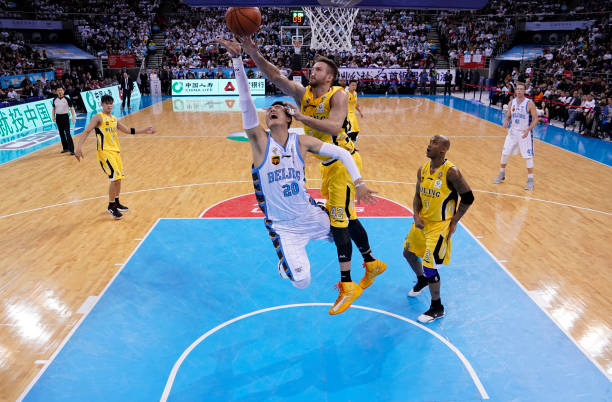 篮球转身上篮实战应用:中文教学视频解析常见错误