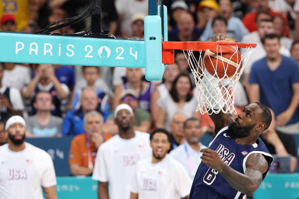 詹姆斯与戴维斯：湖人双核能否再创辉煌？