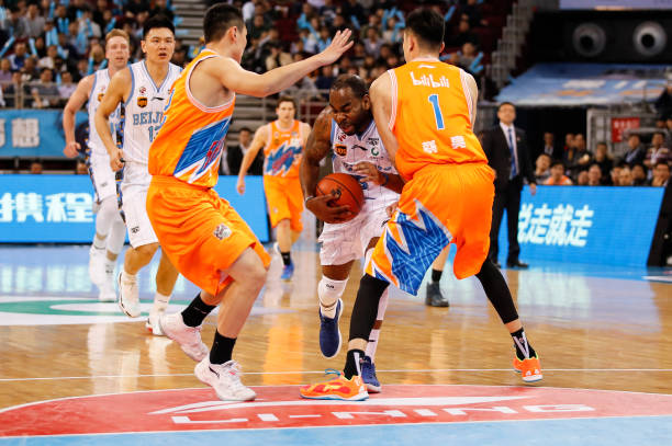 (使用“重温经典”和“放送中”营造时效性和怀旧感)