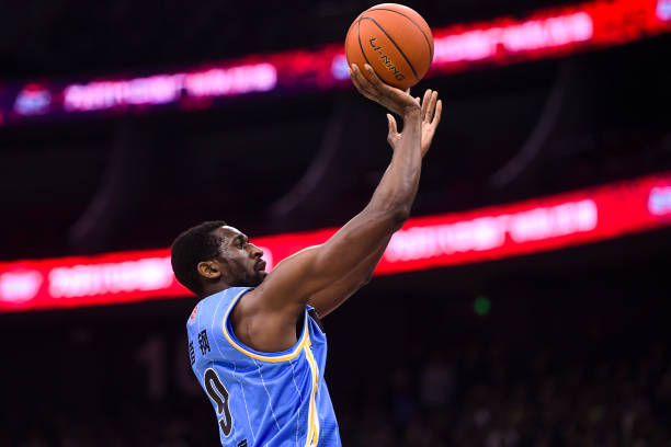 黄荣杰的街舞篮球之路:挑战与突破的精彩瞬间