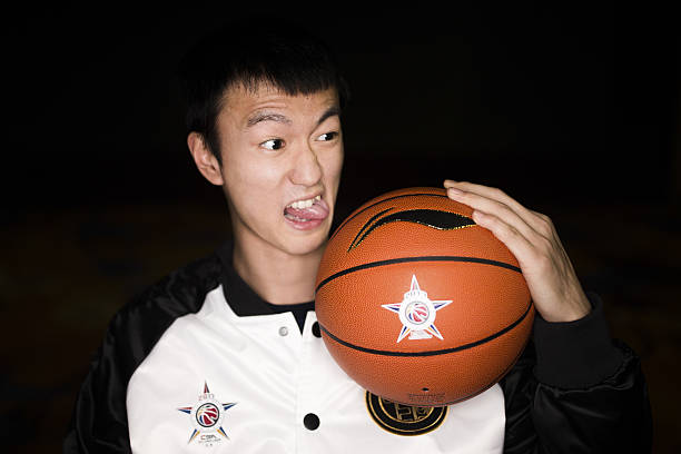 如何正确判断带球走步?裁判视角详解