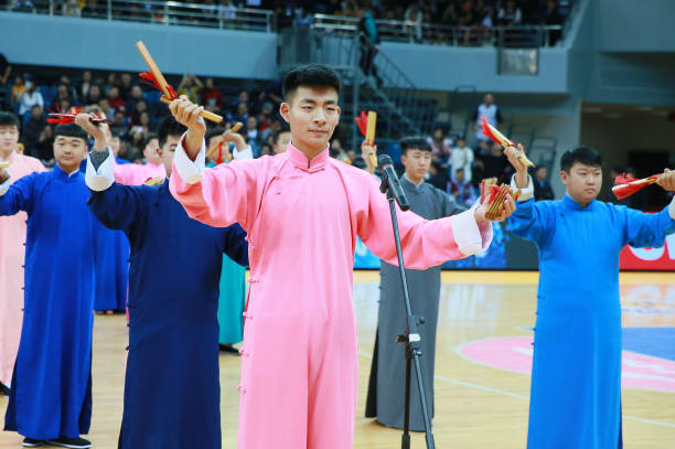 篮球裁判手势与判罚：规则执行的视觉指南