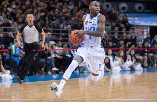 篮球二次运球违例的常见场景与判罚标准