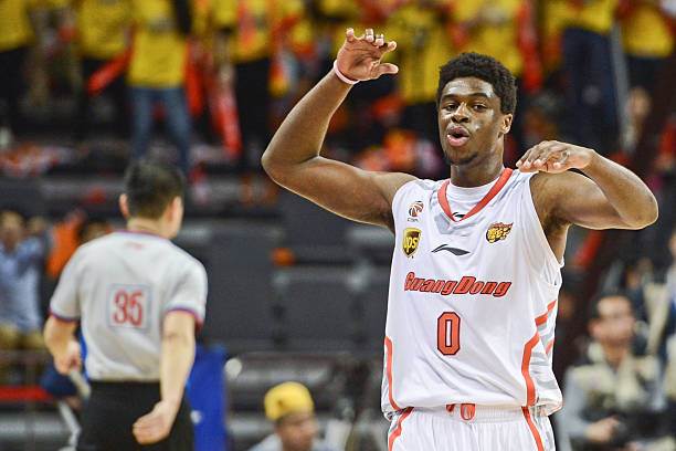 如何正确测量篮球场的长度和宽度？