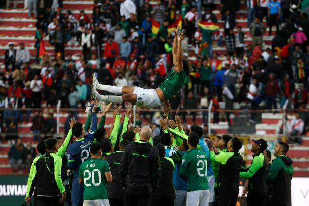 巴萨更衣室见证历史：梅西第六次捧起金球奖