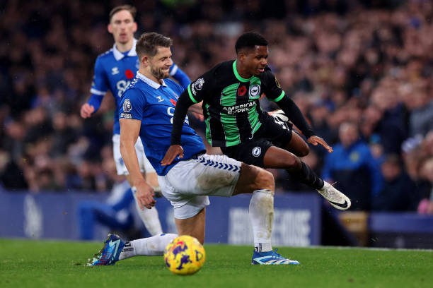 危险与美丽并存:倒挂金钩动作的风险与防护