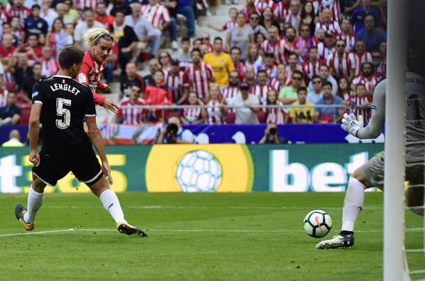 点球时刻的战术调整：场上球员与门将互换的可行性分析