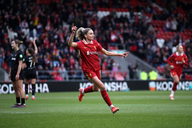 足球场面积争议:某些著名球场为何不符合FIFA标准?