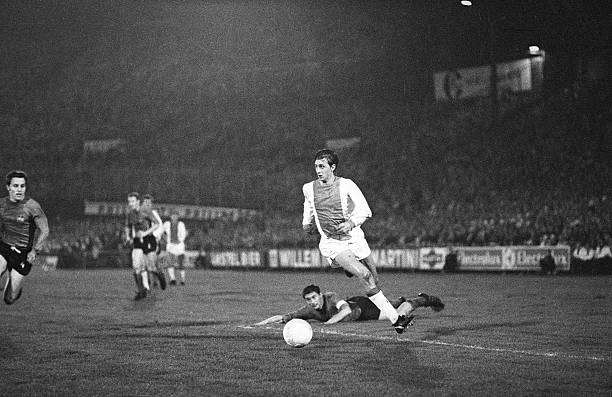 他是如何成为足坛史上最完美的中锋之一的?