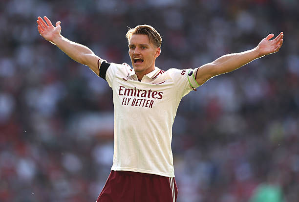 (面向普通球迷,增加可读性和趣味性)