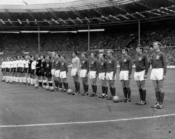 足球场配套设施费用:更衣室、照明和看台要花多少?