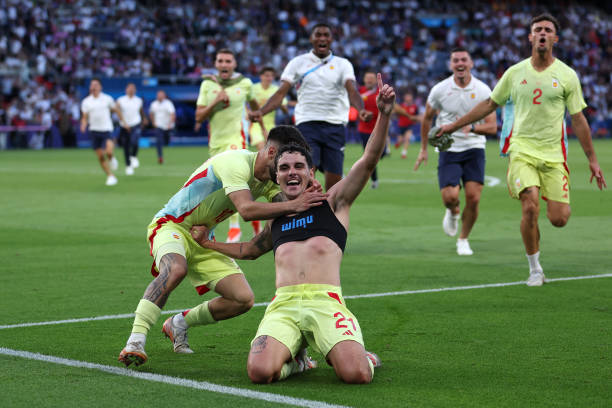 实况足球挑球过人实战教学：轻松晃倒对手