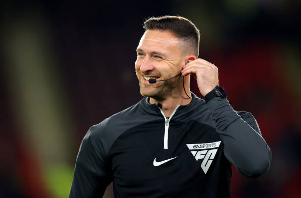 VAR技术如何辅助裁判确定任意球距离?