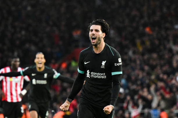 球场内外：C罗与梅西的人品对比分析