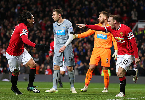 教练和球员如何利用任意球避免越位陷阱？