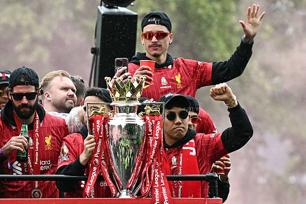 足球场上的上帝：马拉多纳如何征服世界