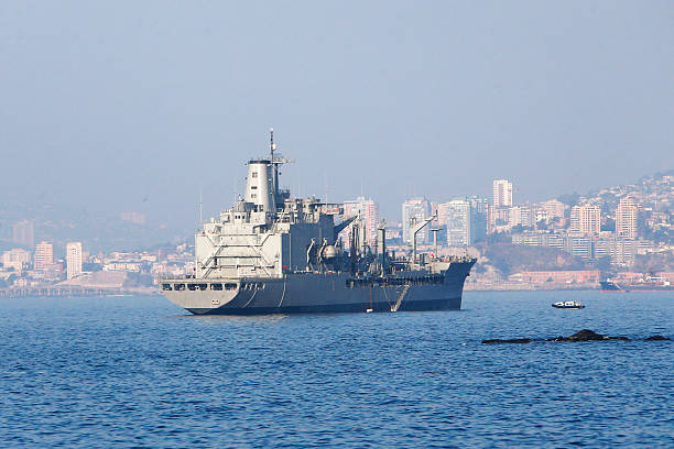 颁奖礼上的经典瞬间:梅西领奖,姆巴佩主动上前合影