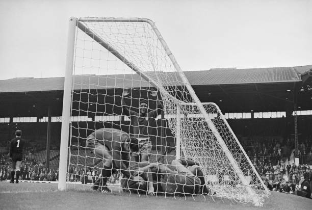 萨拉赫背身拿球教学：如何像他一样稳定控球