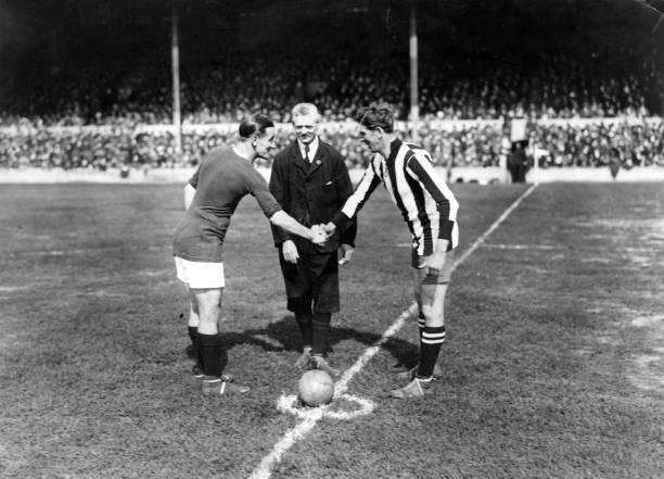 战术大师的舞台:德甲教练如何塑造球队风格