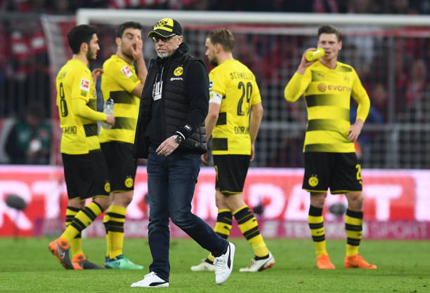 点球争议时，边裁的举旗信号如何影响判罚？