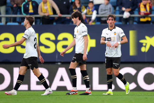 足球场灯光与看台设计:如何满足职业比赛与观众需求?