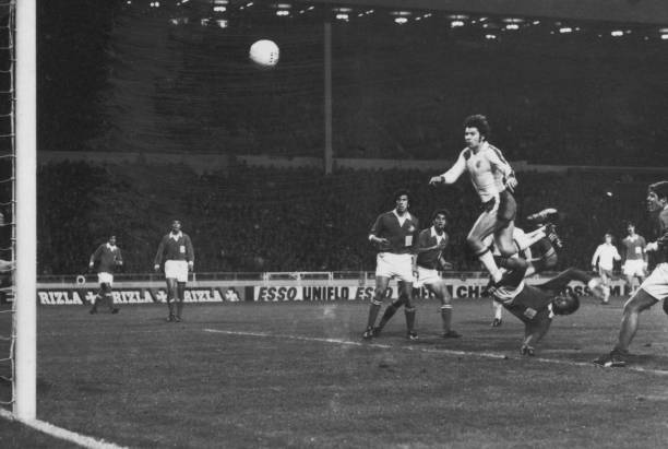 突破防守利器：实况足球手游挑球过顶操作攻略