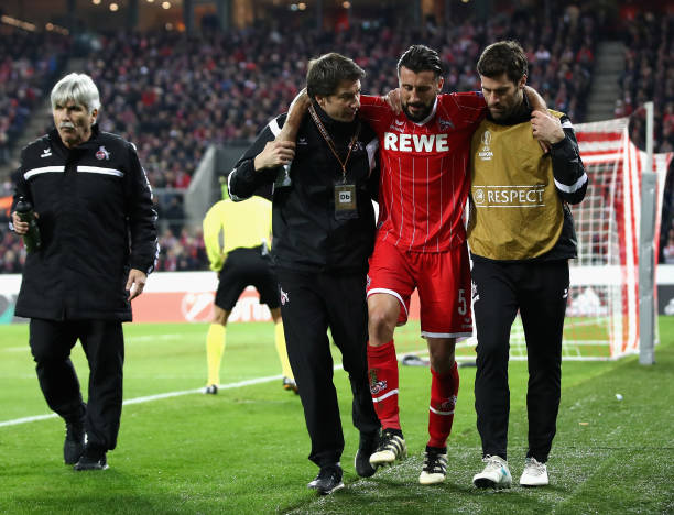 裁判必备技能：标准直接任意球手势示范与常见错误